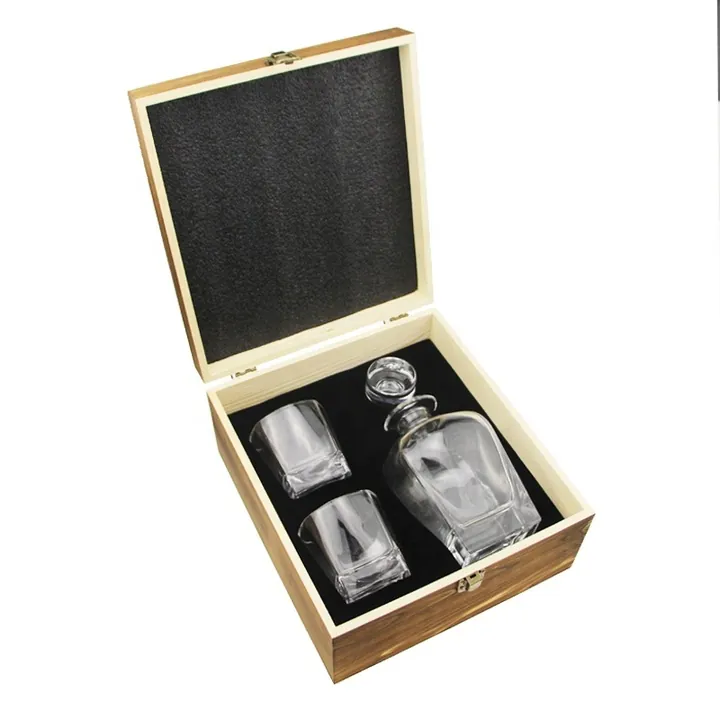 Coffret cadeau en bois contenant une carafe et deux verres à whisky