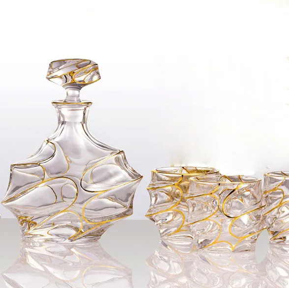 Carafe à whisky et verres ornés d'une bordure dorée