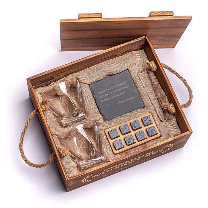 Coffret cadeau en bois contenant des verres à whisky, des glaçons et des accessoires