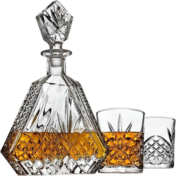 Carafe en cristal taillé de forme triangulaire accompagnée de deux verres à whisky