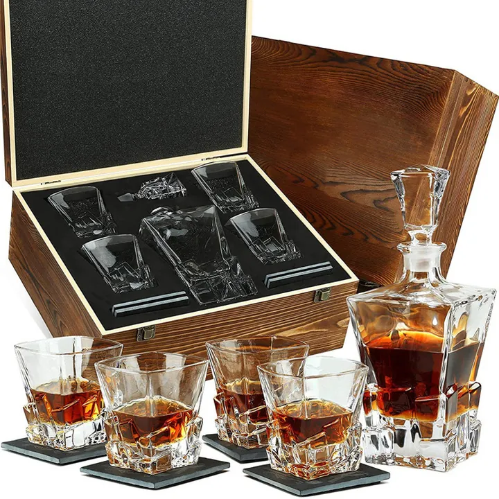 Coffret cadeau en bois comprenant une carafe, quatre verres et des accessoires