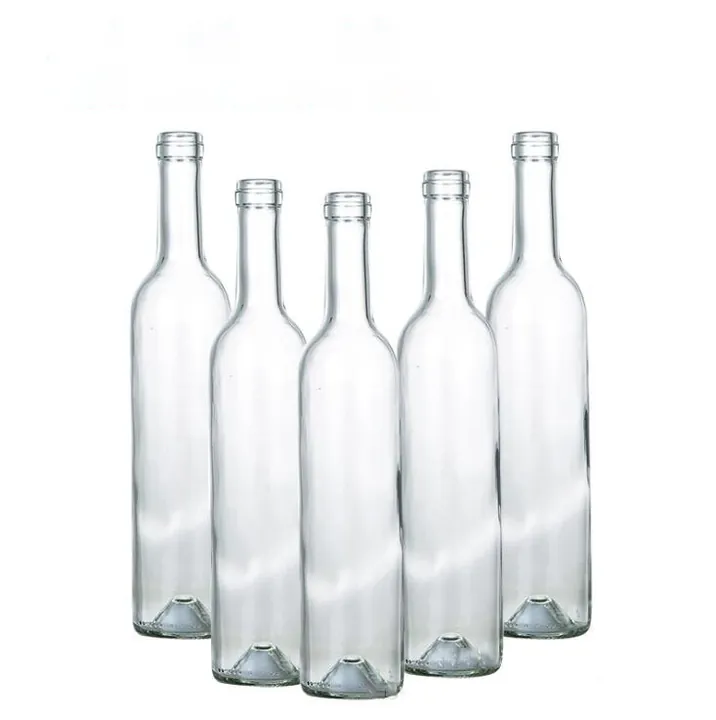 Fünf Weinflaschen aus klarem Glas, zusammen ausgestellt