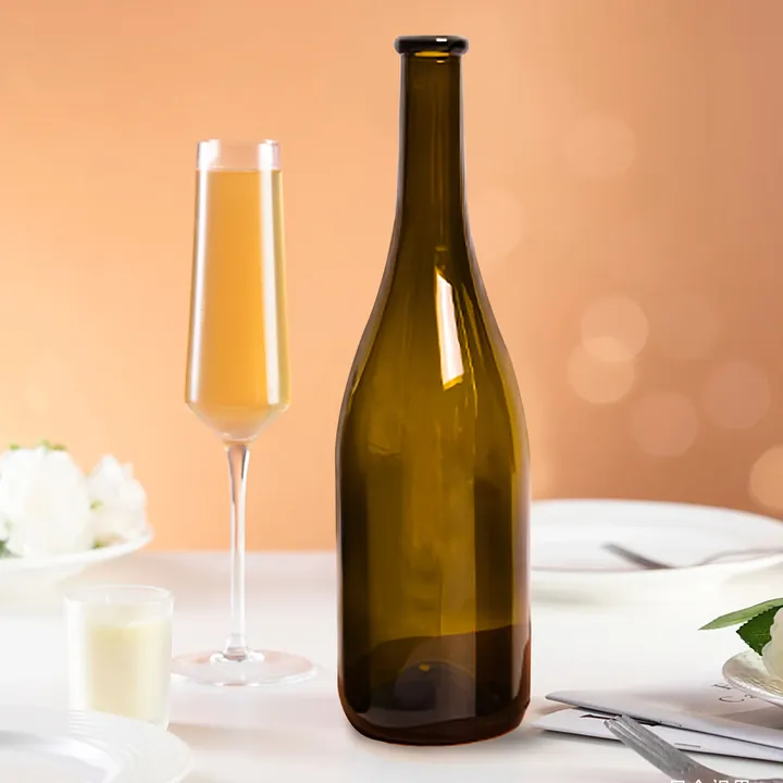 Une bouteille de vin posée sur une table à manger, accompagnée de verres