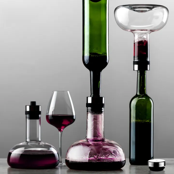 Decantador de vino con aireador para botellas y copa de vino que muestra el proceso de decantación