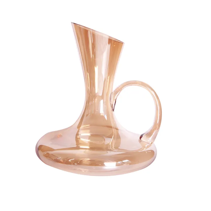 Decantador de vino de cristal ámbar con asa en forma de anillo y pico inclinado