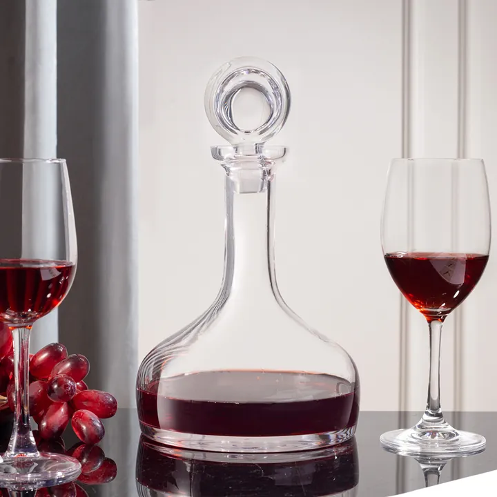 Decantador de vino transparente con tapón de cristal en forma de anillo