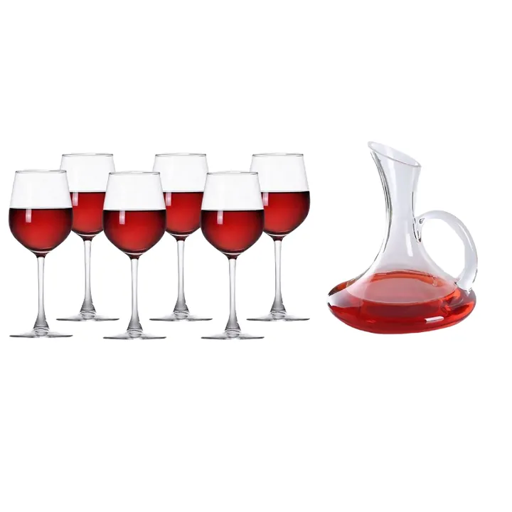 Decantador de vino con asa de aro, acompañado de seis copas de vino tinto