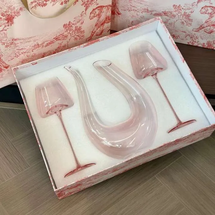 Decantador de vino rosa en forma de U con dos copas de vino rosas en caja de regalo