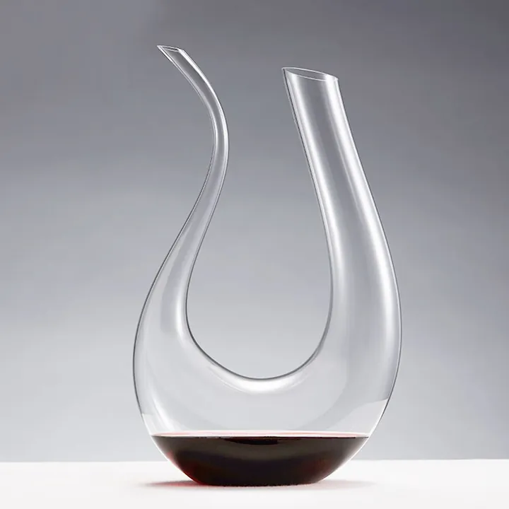 Decantador de vino transparente en forma de U con dos picos, uno alto y otro bajo