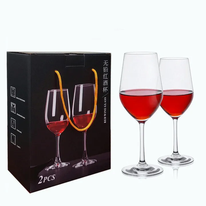 Zwei klare Weingläser, präsentiert in einer zweiteiligen Geschenkbox