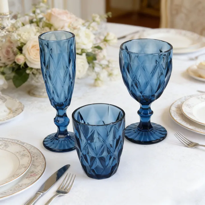 Verres à vin bleus à motifs découpés, présentés dans un décor de table de mariage