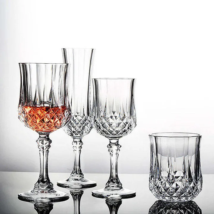 Quatre verres à vin aux lignes épurées, de formes différentes