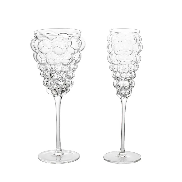 Deux verres à vin transparents en forme de raisin