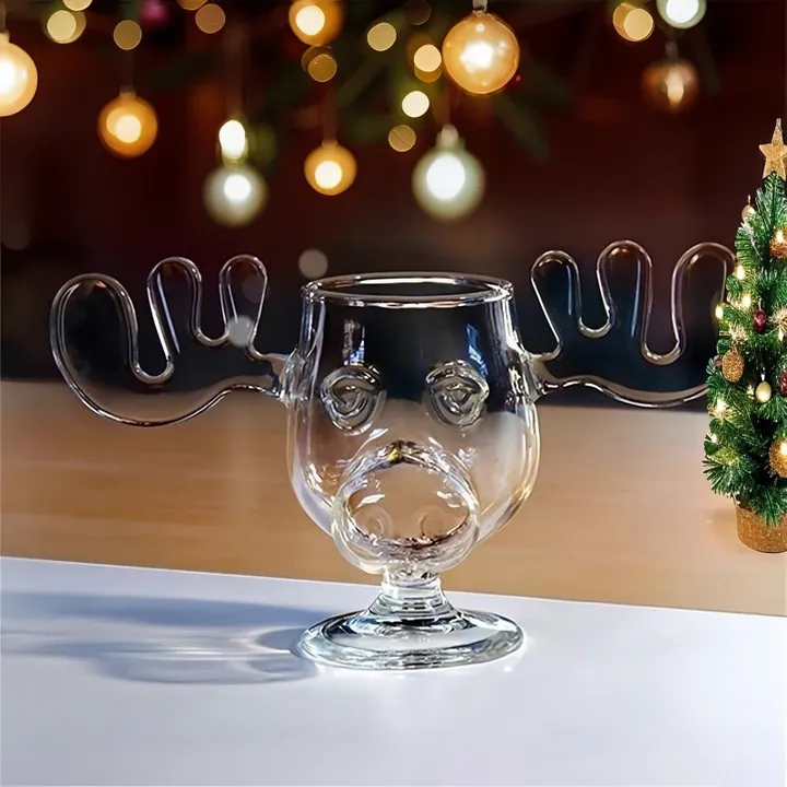 Verre à pied en forme de tête de renne avec une anse en forme de bois en relief