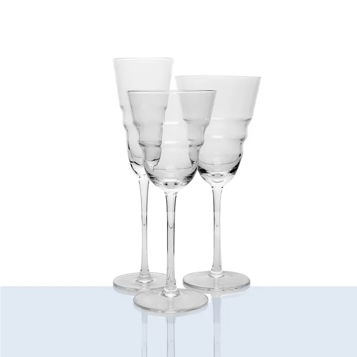 Trois flûtes à champagne transparentes dont le calice présente un design en gradins
